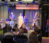 FreeWave Jazz Band mit Publikum von weiter weg.jpeg